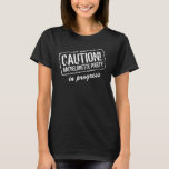 Camiseta FESTA DE SOLTEIRA DE PRECAUÇÃO NOS depósitos PROGR<br><div class="desc">FESTA DE SOLTEIRA DE CUIDADO NO PROGRESS é o topo dos tanques para mulheres casadas em breve. Design de carimbo de tipografia de safena com citação engraçada para a noiva e a comitiva da noiva. Design de sinais de aviso preto e branco para noiva ser, damas de honra, noivas, equipe,...</div>