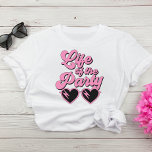 Camiseta Festa de solteira de Script Rosa Quente-Cor<br><div class="desc">Camiseta engraçada e fofa de festa de solteira com "Vida do Partido" em um retrato rosa quente do estilo 70 e óculos de sol em forma de coração. Uma camiseta "Esposa do Partido" coordenadora está disponível para a futura noiva.</div>