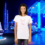 Camiseta Festa de solteira do arco rosa<br><div class="desc">Uma t-shirt para uma festa de solteira. Frente: um arco cor-de-rosa e a palavra: Noiva de trás: Personalize e adicione o nome da noiva a ser,  adicione a data da festa.</div>