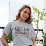 Camiseta Festa de Solteira Fim de Semana das Garotas 70s Re<br><div class="desc">Abrace o espírito da viagem definitiva das meninas com nossa Camiseta de Fim de Semana de Despedida de Solteira com Tipografia Retro Personalizada! Este top chique e elegante serve como um lembrete perfeito de uma escapada memorável com suas amigas favoritas. A frente da camiseta apresenta uma tipografia "Fim de Semana...</div>