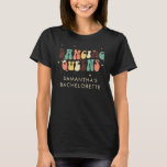 Camiseta Festa de solteira Retroativa Filas Dançantes Perso<br><div class="desc">Dance a noite fora com sua festa de solteira Retro Dançando Filas Personalizadas de Camiseta. Perfeito para a sua noiva ser e para todos os guerreiros do fim de semana, esta camiseta de na moda certamente criará memórias duradouras e tornará seu fim de semana extra especial. Quer você esteja balançando...</div>