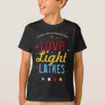 Camiseta Festa de Zoom Hanukkah Ama Luz Trava Citação Engra<br><div class="desc">Fazendo uma festa ZOOM Hanukkah / Chanukah este ano? Levem todos ao espírito de Natal com camisetas compatíveis! Esta Luz do Amor Trava Negra Chanucá Engraçada Camisa Engraçada Irá iluminar sua família Festa Chanucá pessoalmente e especialmente se estiver online! Encomenda um para cada participante. Este ditado colorido e humorístico destaca-se...</div>