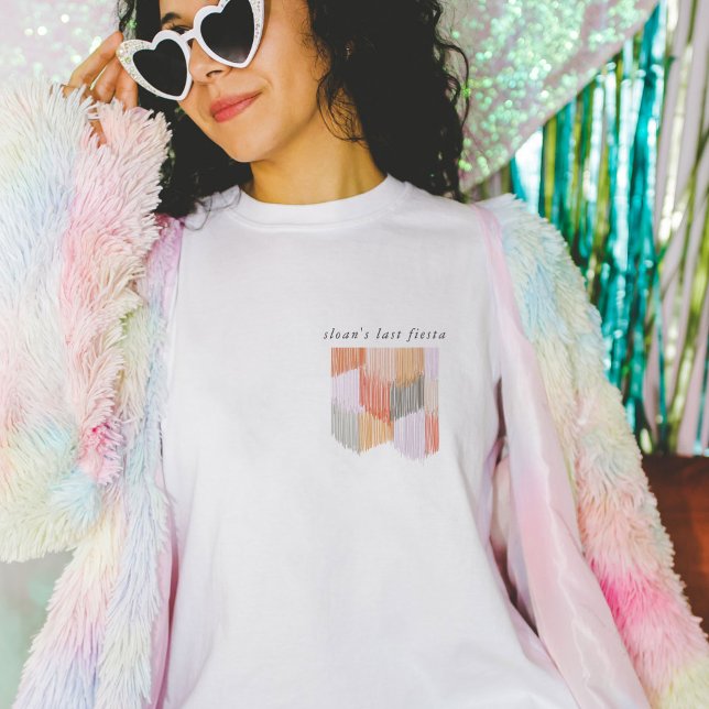 Camiseta Festa Rosa Moderna com Franja para Despedida de So (Pink Modern Fringe last fiesta bachelorette party t-shirt.)