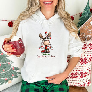 Camiseta Festive Cute Reindeer “Oh Deer, Christmas Is Here”