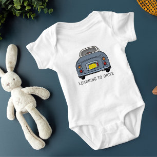 Camiseta Figuras aprendendo a dirigir um pequeno motorista 