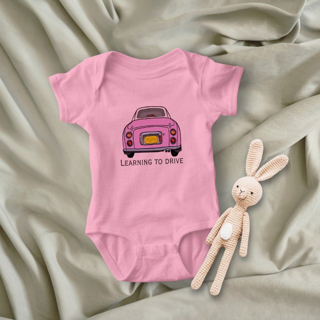 Camiseta Figuras de Carro Rosa Figuras Cinza Figuras Bebê B (Cute pink figaro car bodysuit for your littlest driver)