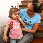 CAMISETA FILHA DA BRIDE<br><div class="desc">Para a noiva que tem uma filha jovem, vista-a numa camiseta igual ao resto da festa de casamento. Texto diz FILHA do BRIDE. O mesmo texto e cor se repetem na parte de trás dessa camiseta. O texto é uma imagem para que a cor possa ser alterada para qualquer um...</div>