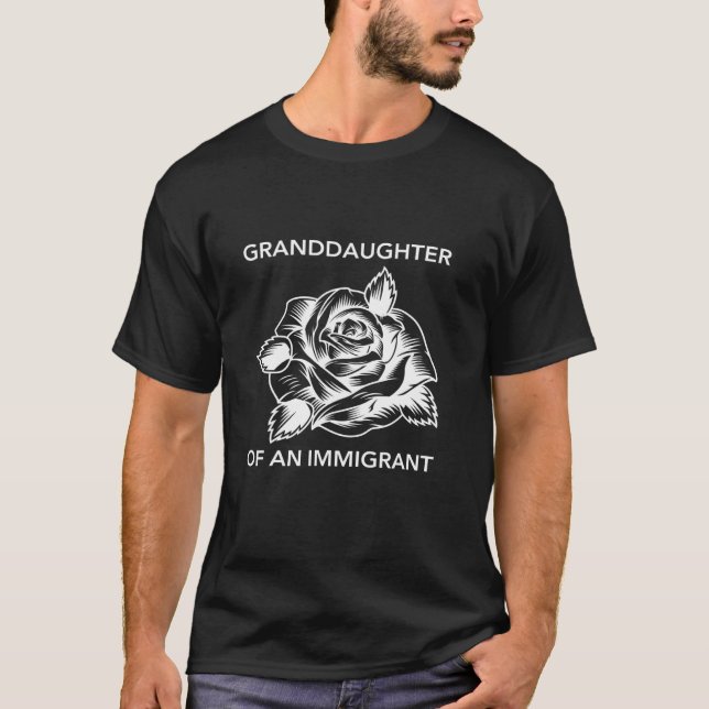 Camiseta Filha De Um Imigrante Com Flor Hispan (Frente)