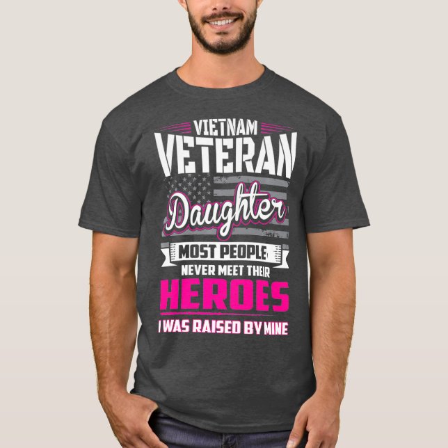 Camiseta Filha Veterana Do Vietnã Levantada Pelo Meu Herói (Frente)