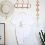 Camiseta Filho da Lua | Boho Hippie Mama<br><div class="desc">Esta camisa da mamãe tem uma lua floral boêmica e uma fonte manuscrita bonita. Esta camisa é perfeita para anunciar que você está esperando ou dando como presente para a melhor mãe da sua vida. Ele não tem mais o Boho Chic do que este "Chá de fraldas da Criança da...</div>