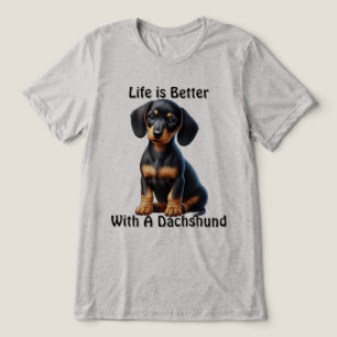 Camiseta Filhote de Dachshund Sentado e Olhando com Inocênc