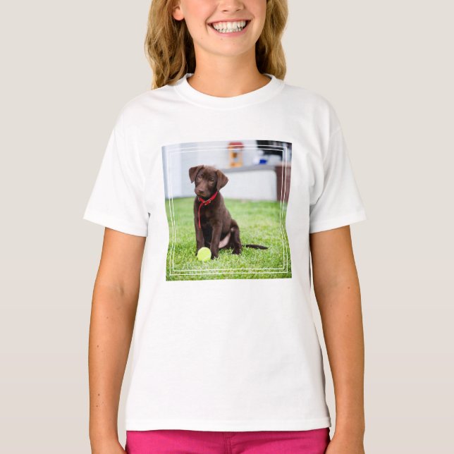 Camiseta Filhote De Labrador De Chocolate Com Bola De Tênis (Frente)