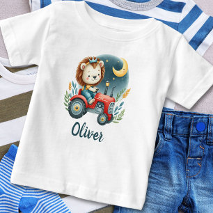 Camiseta Filhote de Leão Fofo em Trator Vermelho à Noite