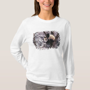Camiseta Filhote de panda brincando em árvore coberta de ne