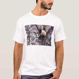 Camiseta Filhote de panda brincando em árvore coberta de ne