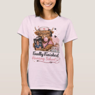 Camiseta Finalmente Concluiu a Escola de Enfermagem Vaca Hi