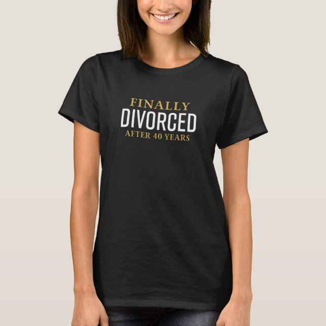 Camiseta Finalmente Divorciado Após 40 Anos Correspondendo  (Frente)