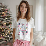 Camiseta Finalmente Natal Com Meus Gnomos Engraçados<br><div class="desc">Faça uma declaração feliz e brilhante com pensamentos felizes e uma perspectiva positiva nesta época de Natal com as nossas camisetas de Natal divertidas, coloridas e brilhantes gnomos. Capture a alegria da temporada com uma divertida reviravolta não tradicional de Natal. Nossas cores brilhantes brilhantes com pinças de neon, chaleiras brilhantes...</div>