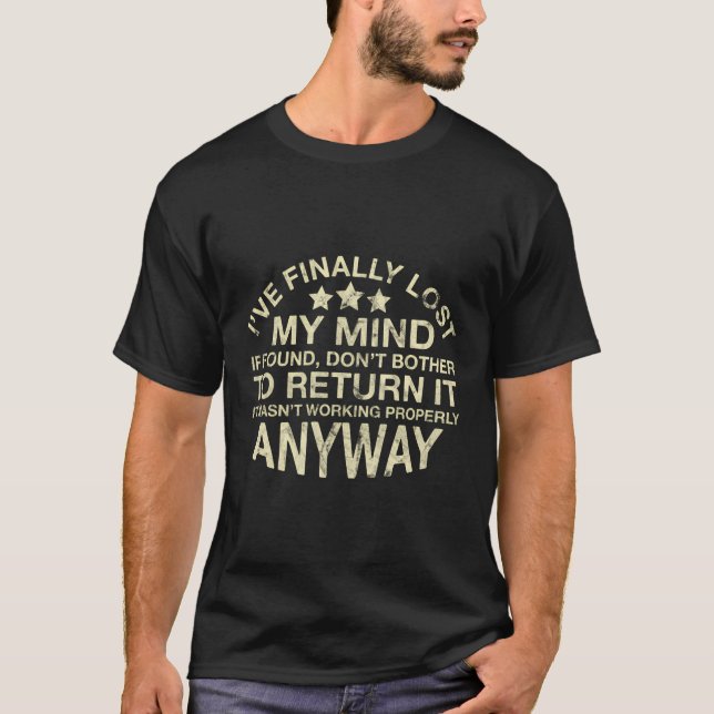 Camiseta Finalmente Perdi Minha Mente Se Não Me Incomoda. (Frente)