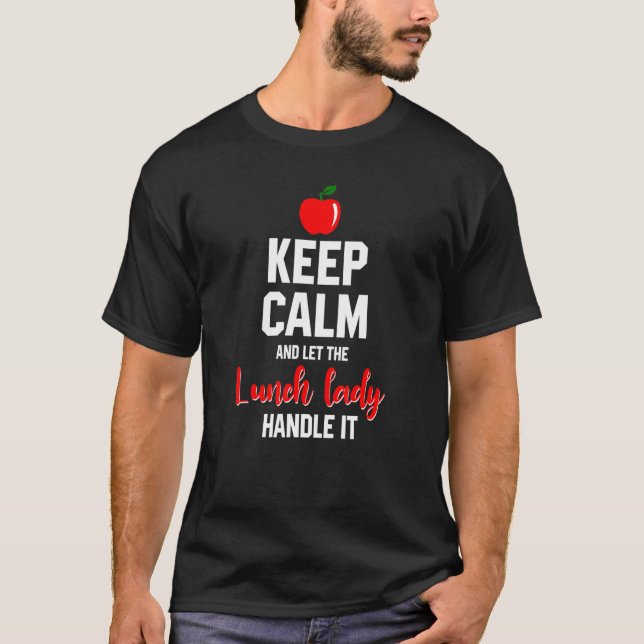 Camiseta Fique Calma E Deixe A Senhora Almoçadora Lidar Com (Frente)