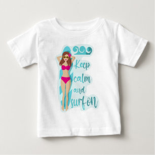 Camiseta Fique calma e surf com a garota morena