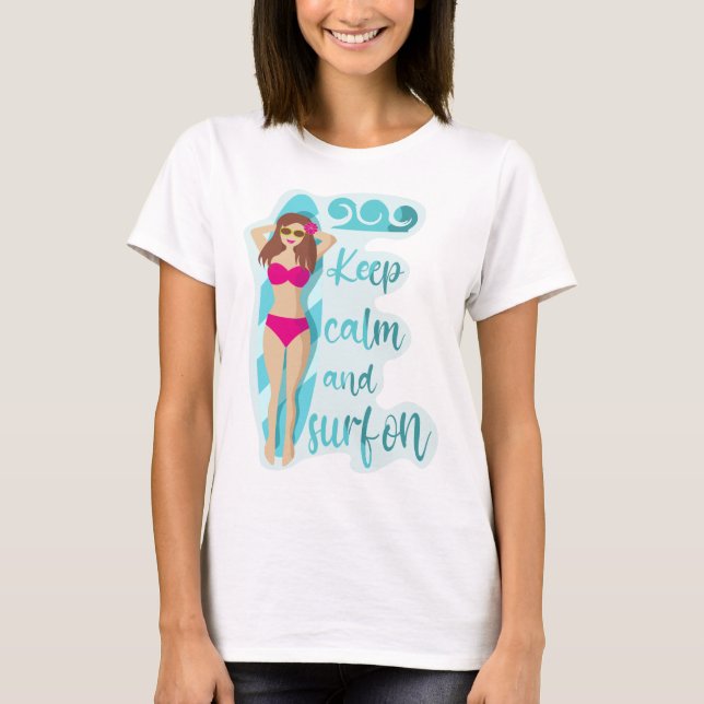 Camiseta Fique calma e surf com a garota morena (Frente)