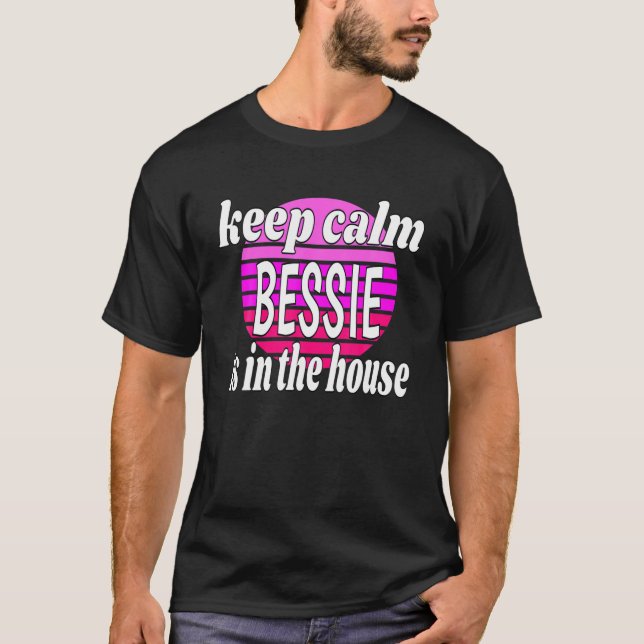 Camiseta Fique Calmo Bessie Está Na Casa Bessie (Frente)