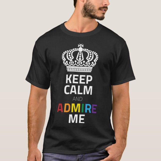 Camiseta Fique Calmo E Admire-Me Arco-Íris Branco Com Coroa (Frente)