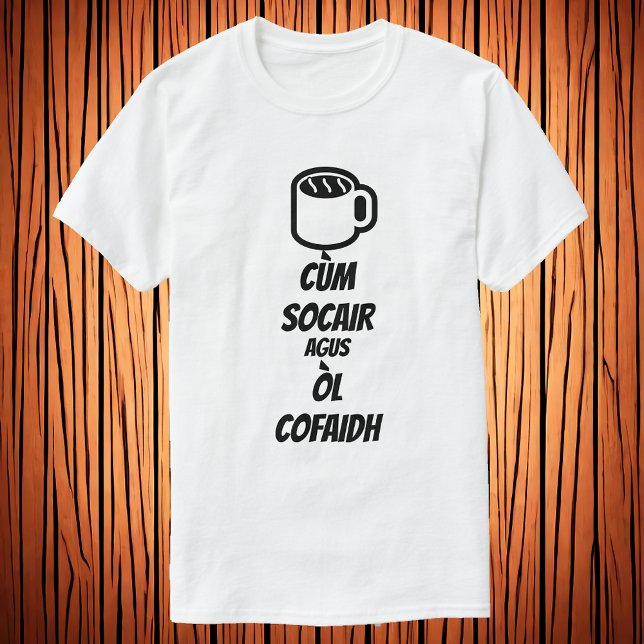 Camiseta Fique calmo e beba café em Scots Gaelic (Criador carregado)