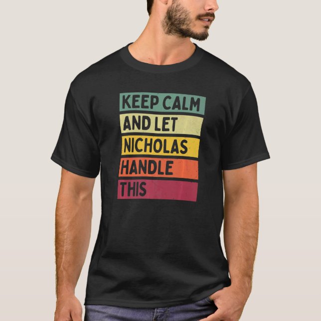 Camiseta Fique Calmo E Deixe O Nicholas Lidar Com Esta Quot (Frente)