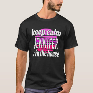 Camiseta Fique Calmo Jennifer Está Na Casa Nome Jennifer