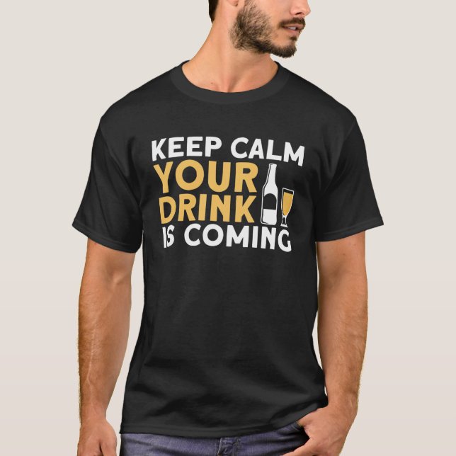 Camiseta Fique Calmo, Sua Bebida Está Engraçada. (Frente)