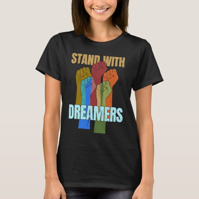 Camiseta Fique com os Dreamers que apoiam a DACA que todos  (Frente)