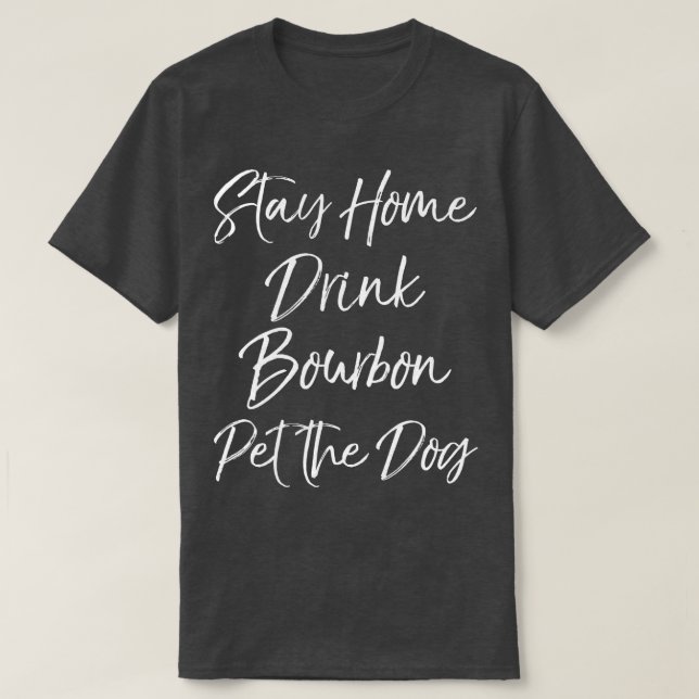 Camiseta Fique em casa Beba Bourbon Coloque o cachorro em u (Frente do Design)