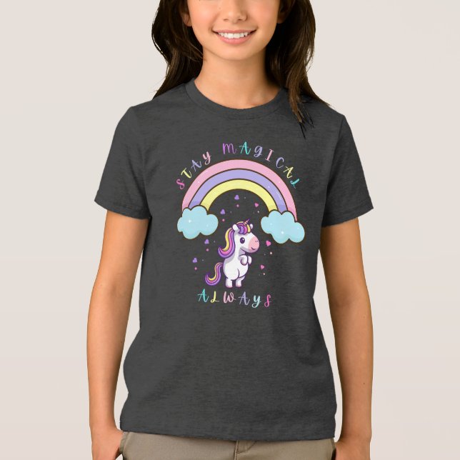 Camiseta Fique Mágico – Design de Unicórnio Fofo e Arco-íri (Frente)