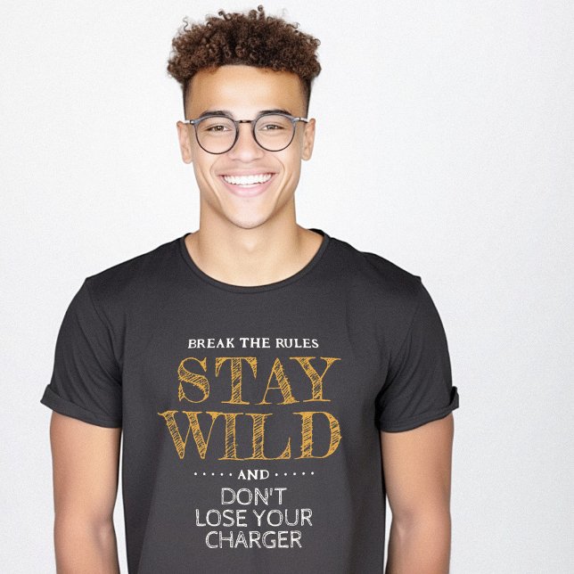 Camiseta Fique selvagem Mantenha o Geek do Carregador Engra (Stay Wild Keep the Charger Geek Funny T-Shirt)