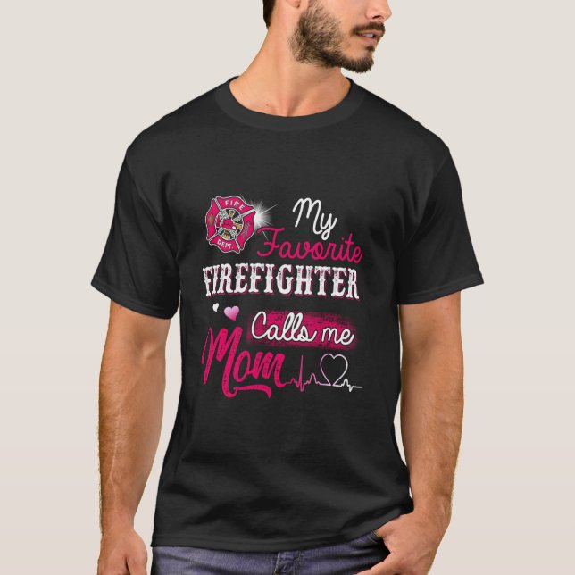 Camiseta Firefighter My Favorite Firefighter Calls Me Mom (Frente)