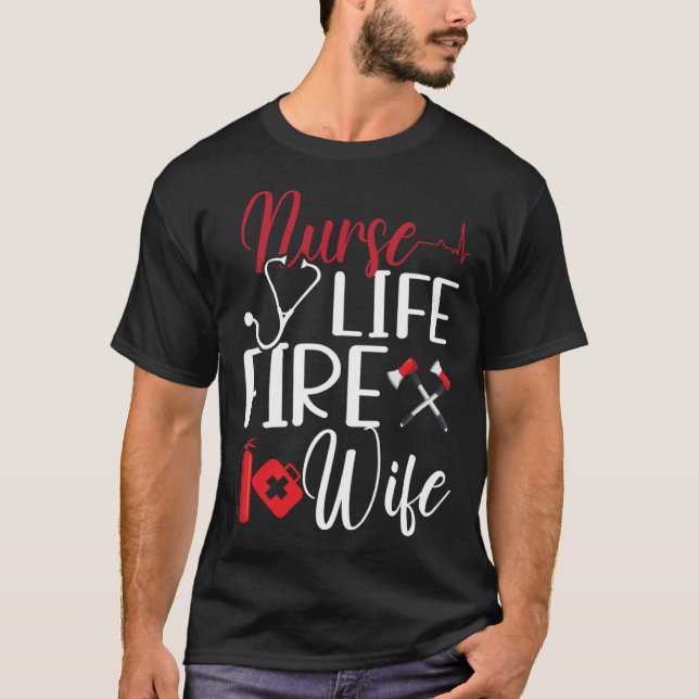 Camiseta Firefighter Wife Nurse Life Fire Wife Nursing Resc (Frente)