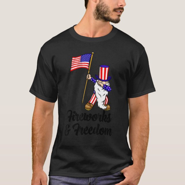 Camiseta Fireworks & Freedom Gnome   Women America Flag Lov (Frente)