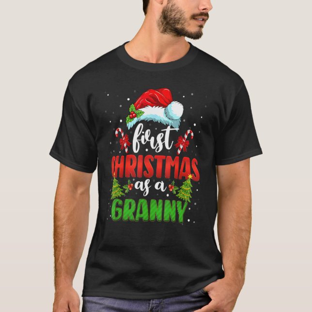 Camiseta First Christmas As A Granny Santa Gender Reveal Ch (Frente)