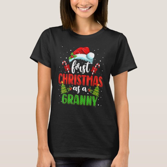 Camiseta First Christmas As A Granny Santa Gender Reveal Ch (Frente)