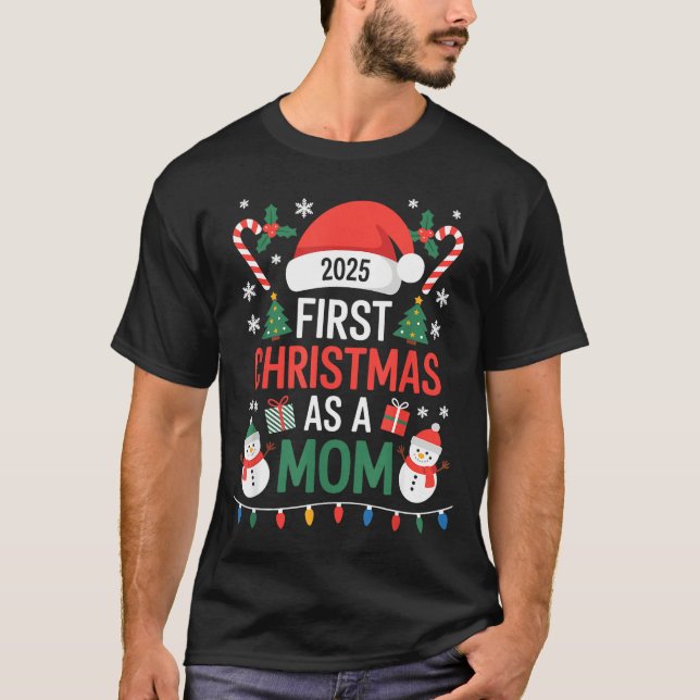 Camiseta First Christmas As A Mom 2025 Family Matching Holi (Frente)