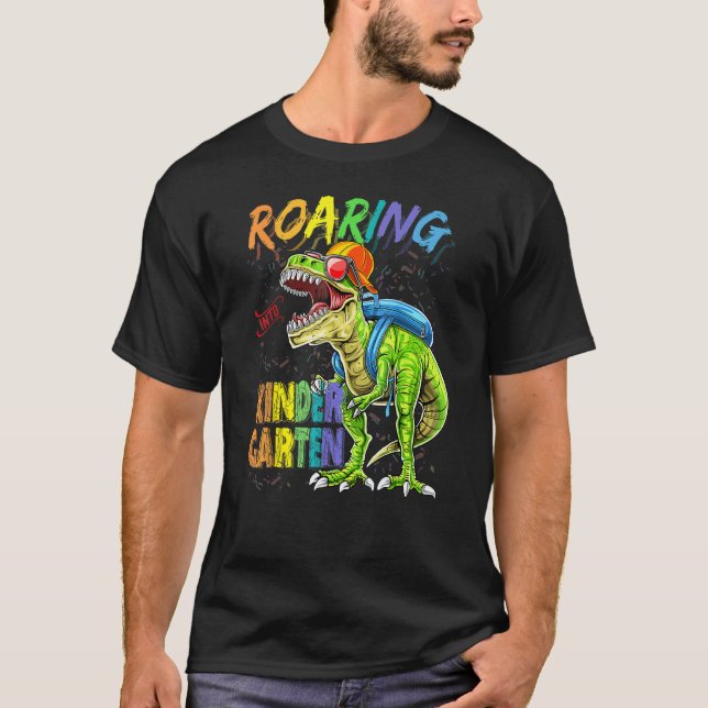Camiseta First Day Of Kindergarten Dinosaur Roaring Into Ki (Frente)