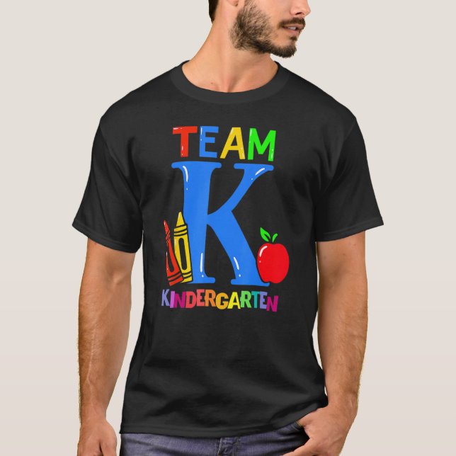 Camiseta First Day Of Kindergarten Pre K Squad Team Kinderg (Frente)