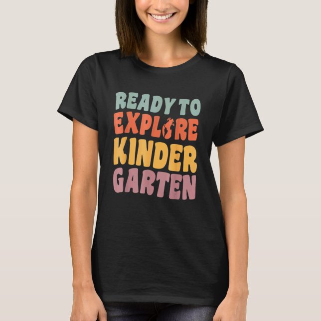 Camiseta First Day Of Kindergarten Ready to Explore Kinderg (Frente)