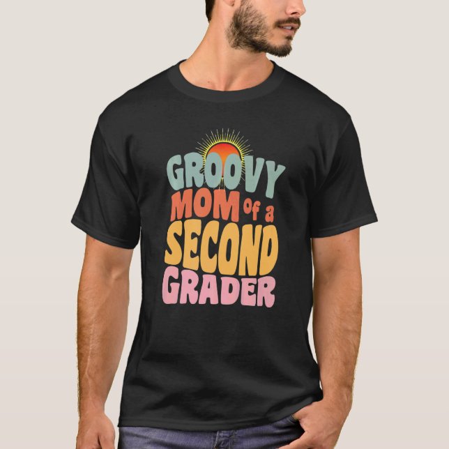 Camiseta First Day of School Groovy Mom of a Second Grader  (Frente)