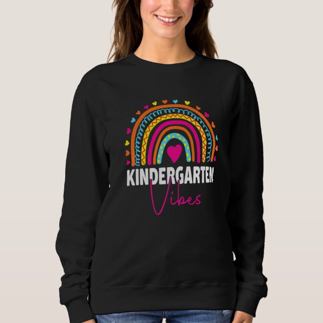 Camiseta First Day Of School Kindergarten Vibes Team Rainbo (Frente)