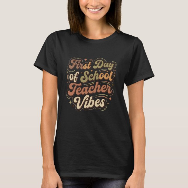 Camiseta First Day of School Teacher Vibes Back to School  (Frente)