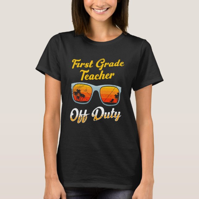 Camiseta First grade class teacher off duty holiday teacher (Frente)