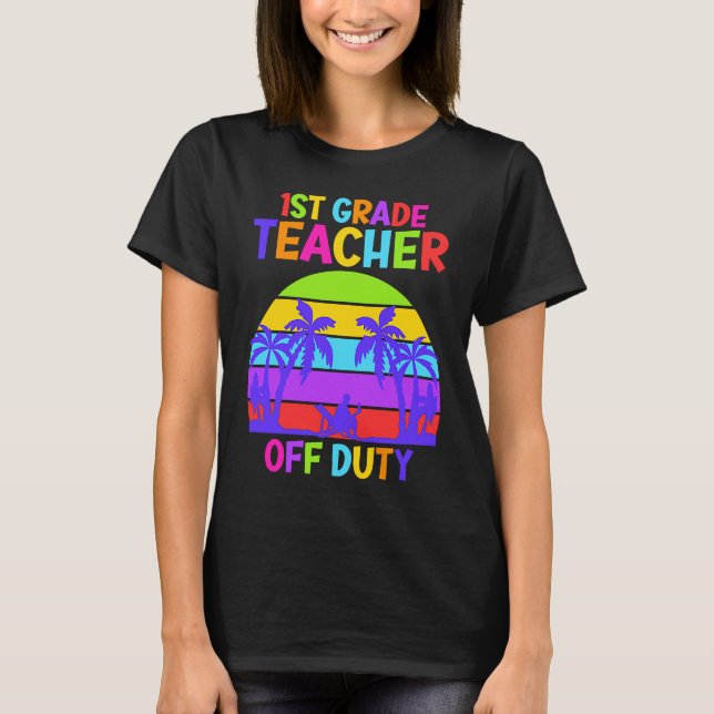Camiseta First grade class teacher on vacation teacher (Frente)